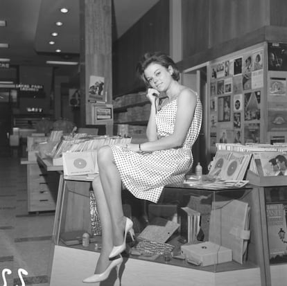 Una maniquí con un vestido de verano en el espacio dedicado a la música en los almacenes Simeón, Madrid, 1963.