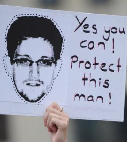 Un manifestante pro-Snowden, en Berlín.