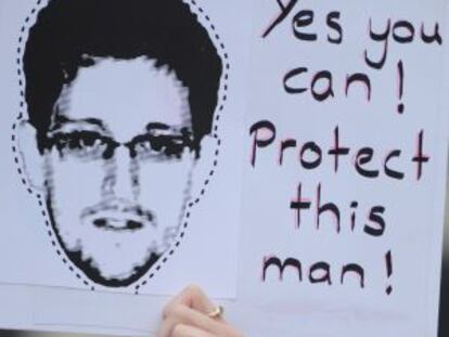 Un manifestante pro-Snowden, en Berlín.