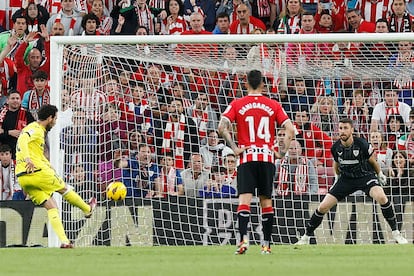 Parejo marca de penalti este domingo en San Mamés ante el Athletic.