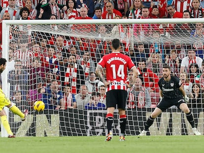 Parejo marca de penalti este domingo en San Mamés ante el Athletic.