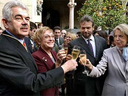 Maragall brinda con su esposa, con la ministra de Administraciones Públicas, y con el presidente del Parlamento de Cataluña.