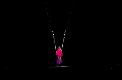 Un momento del desfile de la galardonada Teresa Helbig como diseñadora en el desfile de ayer de la Madrid Fashion Week.