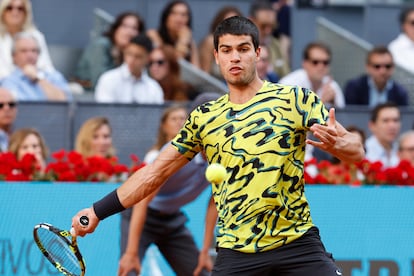 El tenista español Carlos Alcaraz devuelve la bola al alemán Jan-Lennard Struff durante la final del Mutua Madrid Open, este domingo.