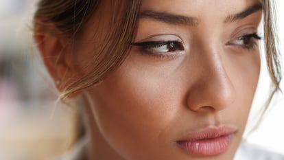 Artículo de EL PAÍS Escaparate sobre un corrector naranja para tapar las ojeras oscuras.