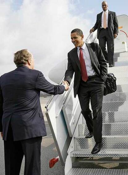 Barack Obama saluda al senador Jay Rockefeller al llegar a Charleston.