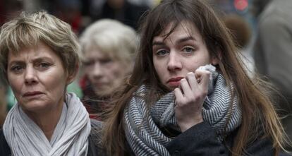 Una dona plora en un homenatge ahir a París.