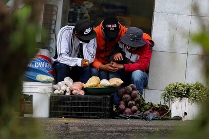 Vendedores de alimentos en una calle de Quito (Ecuador), el 21 de julio.