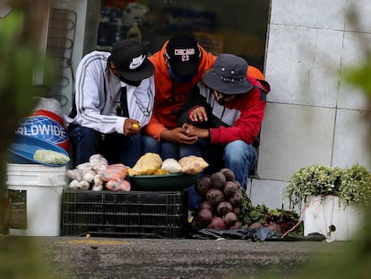 Vendedores de alimentos numa rua de Quito (Equador), em 21 de julho.