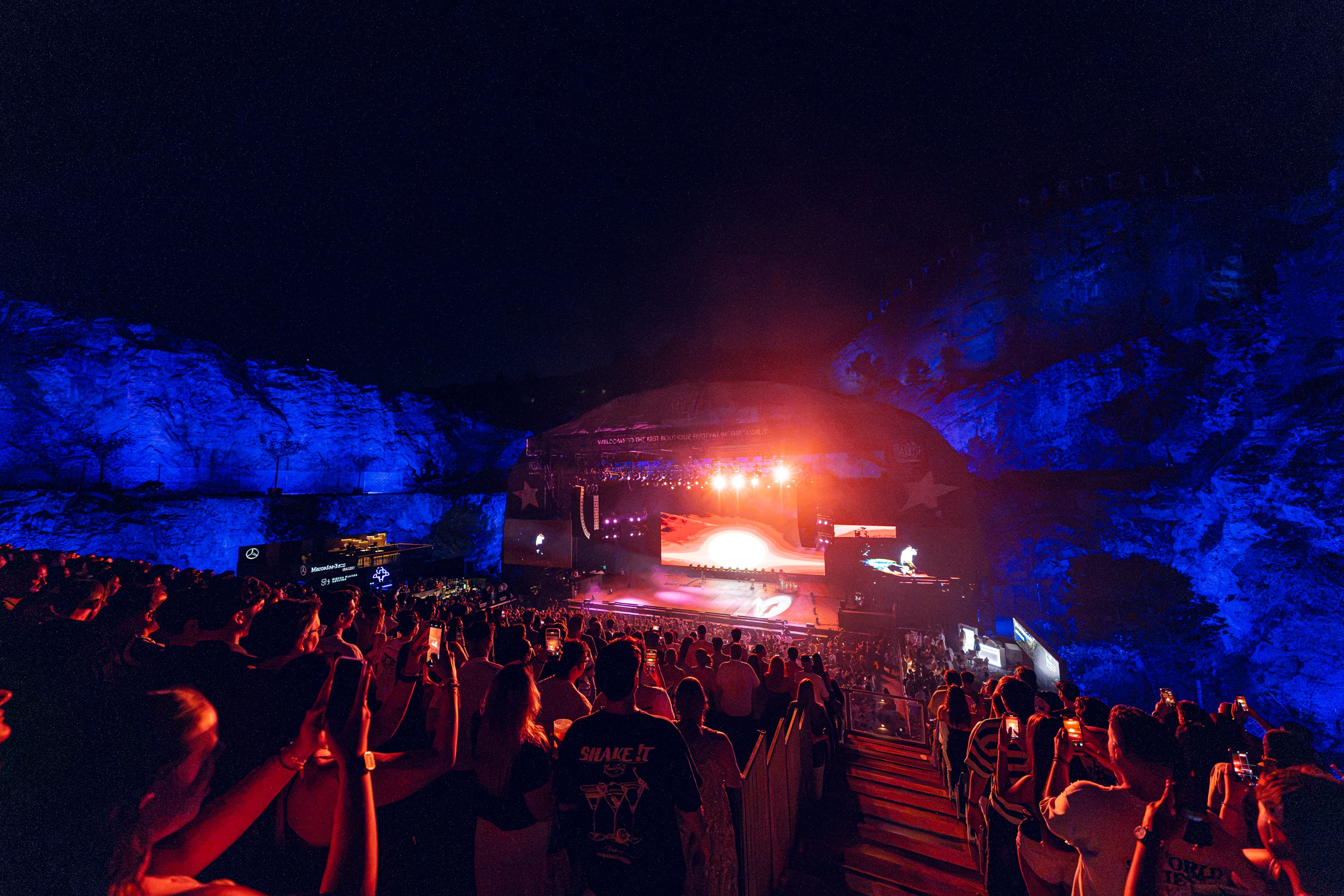 Ambiente del público durante el concierto del rapero español Delaossa en el Starlite Festival, en una foto cedida por la organización.