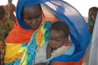 2005, cuidados maternos de una desplazada por la guerra en Darfur, Sudán. Es muy importante que las madres en periodo de lactancia estén bien alimentadas y nutridas, por eso el PMA les ofrece complementos alimenticios para que sus hijos crezcan más fuertes y sanos y puedan desarrollar todo su potencial en el futuro.