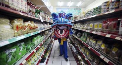 Drag&oacute;n chino en un supermercado de Lima. 