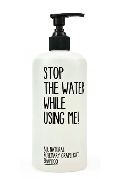 El nombre de esta marca nos da indicios de su sostenibilidad: Stop the water while using me! Es decir, ¡cierra el agua mientras me usas! No solo conciencian sobre el hecho de ahorrar agua sino que su champú de romero y uva no contiene siliconas de ningún tipo por lo que sus activos lavan y suavizan el cabello de verdad, dejarlo apelmazado. Cuesta 12,80 euros.