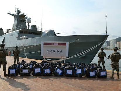 Elementos de la Marina con la cocaína decomisada, en Acapulco (Guerrero), el 4 de julio.