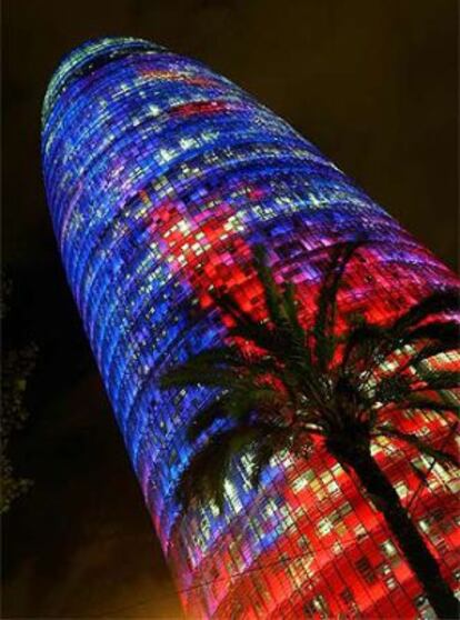 Vista nocturna de la torre.