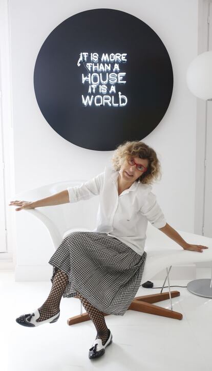La arquitecta Teresa Sapei posa ante un luminoso instalado en su casa de Madrid.
