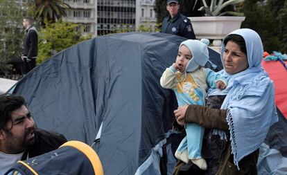 Acampada de migrantes y refugiados en el centro de Atenas tras su expulsión de un edificio que ocupaban, el pasado día 19.