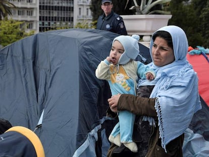 Acampada de migrantes y refugiados en el centro de Atenas tras su expulsión de un edificio que ocupaban, el pasado día 19.