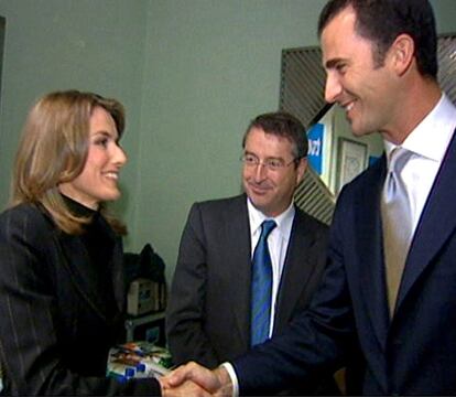 El príncipe Felipe saluda a Letizia Ortiz, cuando todavía se desconocía su relación, durante la entrega de los premios Príncipe de Asturias de 2003. La primera imágen de la pareja que captó una cámara de televisión.