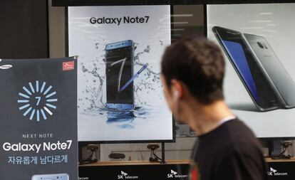 JHK01 SEÚL (COREA DEL SUR) 12/09/2016.- Publicidad del nuevo teléfono móvil Samsung Galaxy Note 7 en una tienda de la marca en Seúl, Corea del Sur, hoy, 12 de septiembre de 2016. El gigante tecnológico Samsung Electronics sufrió hoy una fuerte caída de más de un 7 % en la Bolsa de Seúl tras desaconsejar el uso del nuevo Galaxy Note 7 a sus clientes durante el fin de semana. El mayor fabricante mundial de "smartphones" aconsejó durante el fin de semana a los usuarios no usar el nuevo Galaxy Note 7 tras suspender hace unos días su venta y retirarlo por un defecto en las baterías que puede causar igniciones. La compañía, valor de referencia del parqué de Seúl, instó a los propietarios de los terminales a visitar los locales de la firma para sustituirlo por otro modelo antes de recibir un nuevo Galaxy Note 7 con una batería segura a partir del 19 de septiembre, en un comunicado difundido en la red. EFE/Jeon Heon-Kyun