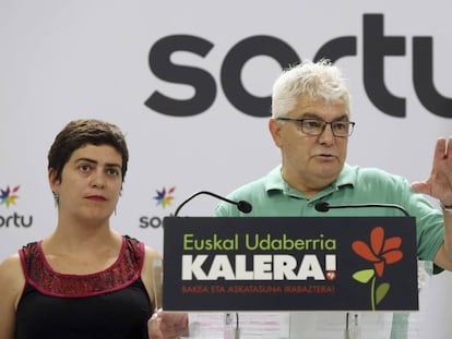Antton López 'Kubati' y Oihana Garmendia comparecen este domingo en la sede de Sprtu en San Sebastián.