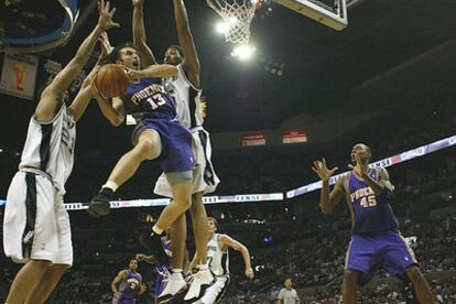 Steve Nash de los Suns de Phoenix (dcha.) y Tim Duncan de los San Antonio Spurs, (izda.) durante el primer cuarto del partido de anoche.