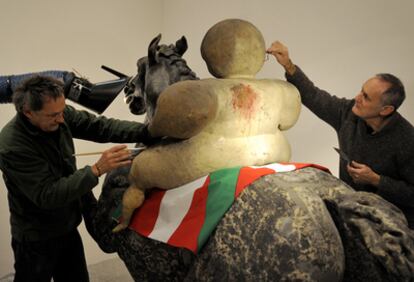 Los hermanos Roscubas, en plena restauración de su obra Super Héroe Euskaldutzarra en el Artium de Vitoria.