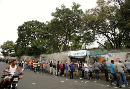 Electores hacen cola ante un colegio electoral de Caracas este domingo.