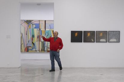 Alfonso Albacete ante sus obras 'Mediodía' (derecha) y El estudio' (izquierda).
