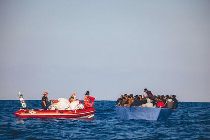 Una barcaza con migrantes en el Mediterráneo con destino a Europa.