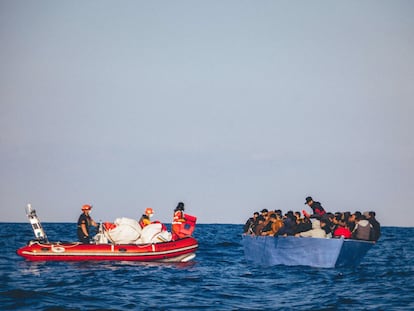 Una barcaza con migrantes en el Mediterráneo con destino a Europa.