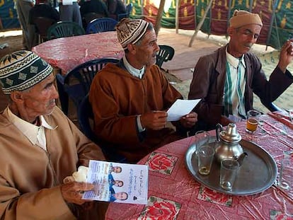 Tres hombres con propaganda electoral de los islamistas moderados, en la provincia de Benslimane (sureste de Rabat).