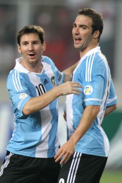 Messi celebra con Higuaín el tanto del empate de Argentina.