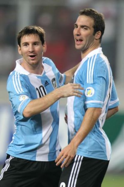 Messi celebra con Higuaín el tanto del empate de Argentina.