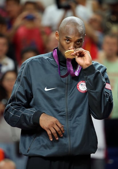 Kobe Bryant besa su medalla de oro después de derrotar a la selección española en la final de baloncesto de los Juegos Olímpicos de Londres, el 12 de agosto de 2012.