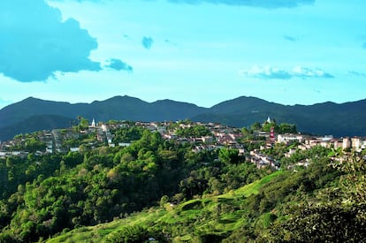 Las casas de 'bahareque' (cañas entretejidas con tierra) con techo de barro y balcones de colores son el paisaje de este lugar, que representa la típica arquitectura antioqueña. En el interior de las viviendas, las fuentes de agua atravesadas en los amplios patios resultan tan atractivas como la posibilidad de conocer la cultura del café en un lugar como este, donde su tratamiento es parte de la cotidianidad. En las haciendas del pueblo se enseña cómo se cultivan, trillan y tuestan los granos de café, que se recogen manualmente.