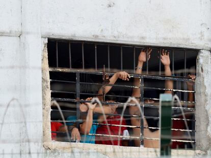 Un grupo de reos mira desde una ventana en el penal de Cancún, en Quintana Roo.