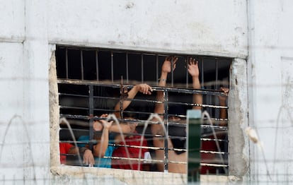 Un grupo de reos mira desde una ventana en el penal de Cancún