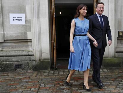 David Cameron y su esposa Samantha Cameron tras votar eun colegio en Londres