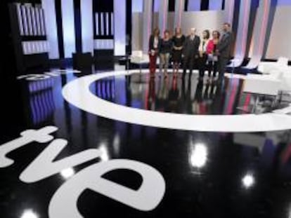 El secretario general del PSOE, Alfredo Pérez Rubalcaba, junto a los periodistas, María Casado (TVE), Ignacio Camacho (ABC), Victoria Prego (El Mundo), Anabel Díez (El País), Carmen del Riego ("La Vanguardia") y Pilar Gómez ("La Razón), antes de la entrevista en los estudios Buñuel de TVE para analizar la situación política y económica del país y la gestión que está llevando a cabo el Gobierno.