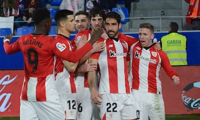 Los jugadores del Athletic felicitan a Raúl García por el gol.