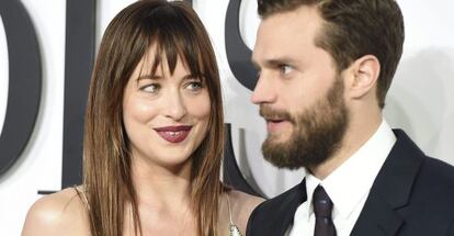 Dakota Johnson y Jamie Dornan posan para los fotógrafos a su llegada al preestreno de la película.