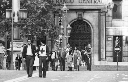 La sentencia llega en junio de 1983. La Sección Tercera de lo Penal de la Audiencia Nacional condena a Juan José Martínez Gómez, “el número uno”; Tomás Paz Trenado, Miguel Millán Gros y Alberto Ots Jiménez a penas de 38 años de reclusión como autores de un delito de robo con violencia, intimidación a las personas, con los agravantes de disfraz y reiteración; 12 años de presidio mayor, por un delito-masa (que se aplica por primera vez: una única acción, un único delito, no un delito por cada persona, como antes la reciente reforma del Código Penal) de detención ilegal, con las mismas agravantes; a 25 años de reclusión y por tenencia ilícita de armas, con la agravante de reiteración, a cuatro años, dos meses y un día de prisión menor. Por los mismos delitos, a Cristóbal y Jorge Valenzuela Marcos, Juan Manuel Quesada Jihaja y Francisco Martín, a penas de 10 años y un día; 23 años, cuatro meses y un día; y un año de prisión, respectivamente. La pena a cumplir no puede exceder los 30 años de reclusión, de acuerdo al artículo 70 del Código Penal. Se les condena a resarcir económicamente al herido de bala y al banco, pero no a cada uno de los secuestrados. Según la sentencia no hay móvil político.