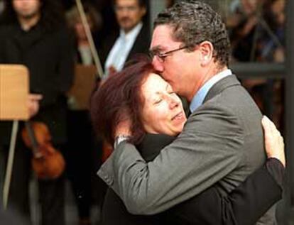 Amparo Lozano, viuda de García Navarro, recibe el pésame de Alberto Ruiz Gallardón.