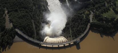 Vista a&eacute;rea del desembalse de agua del r&iacute;a Guadalquivir en la presa de El Gergal (Sevilla).