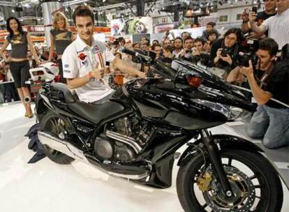 Dani Pedrosa posa con una nueva moto de Honda.