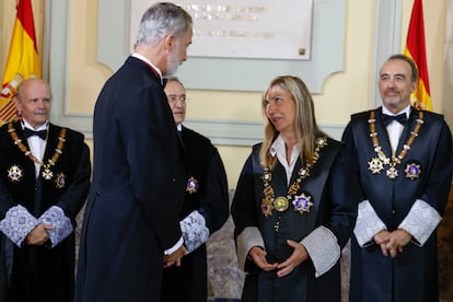 El rey Felipe VI junto a la presidenta del CGPJ, Isabel Perelló, este jueves en el Tribunal Supremo.
