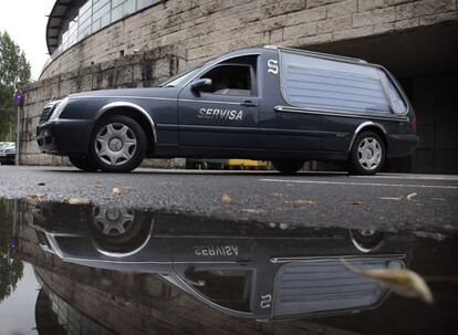 Un coche fúnebre en el pabellón Multiusos Fontes do Sar, donde está instalada la morgue provisional.