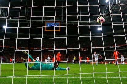 Stekelenburg no detiene el lanzamiento de Pogba.