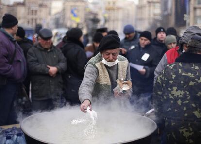 Un hombre prepara la comida en la plaza de la Independencia de Kiev (Uvrania), 5 de diciembre de 2013.